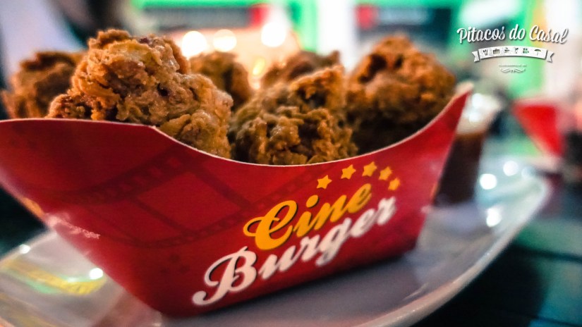 Coxinhas da asa de frango com molho barbecue