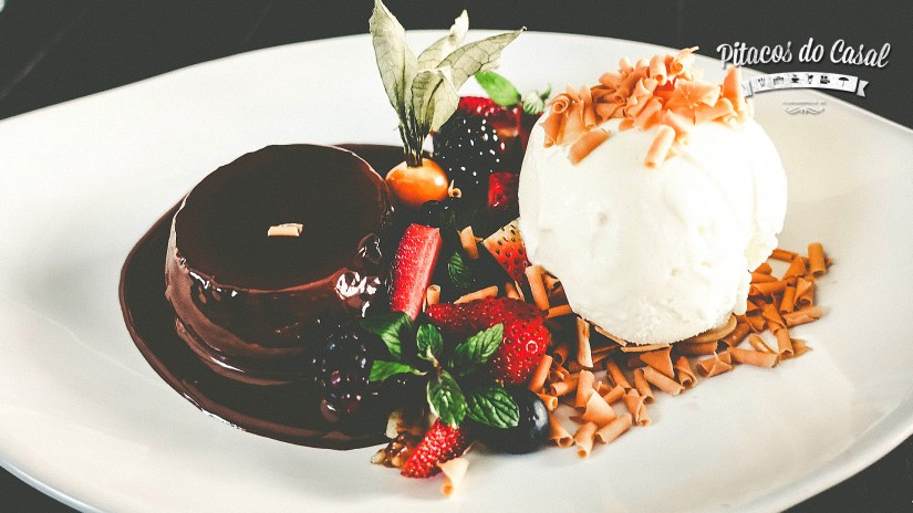 Petit gateau com sorvete de creme