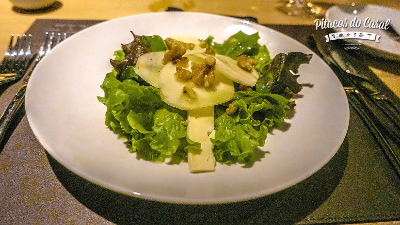 Salada de pêra - com queijo brie e nozes