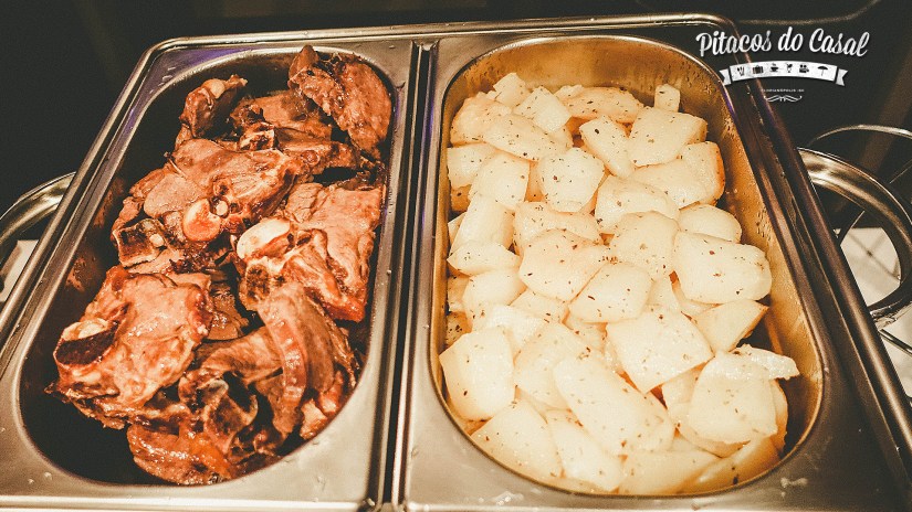 Paidakia - cordeiro servido com batatas