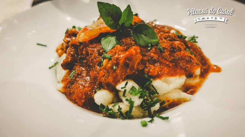 Gnocchi de batata doce com ragu de cordeiro