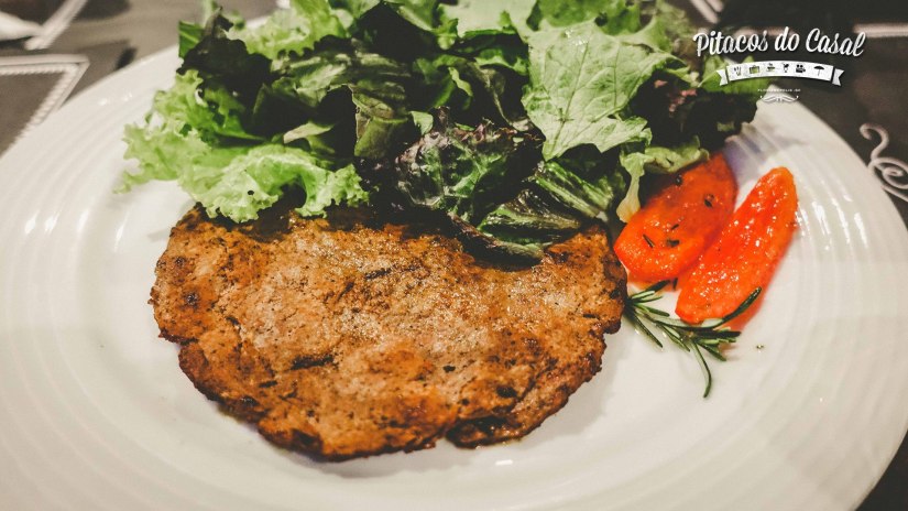 Paillard de mignon com mix de folhas verdes