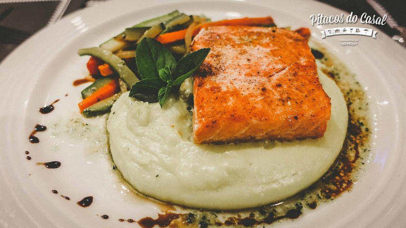 Salmão com purê de wasabi e legumes